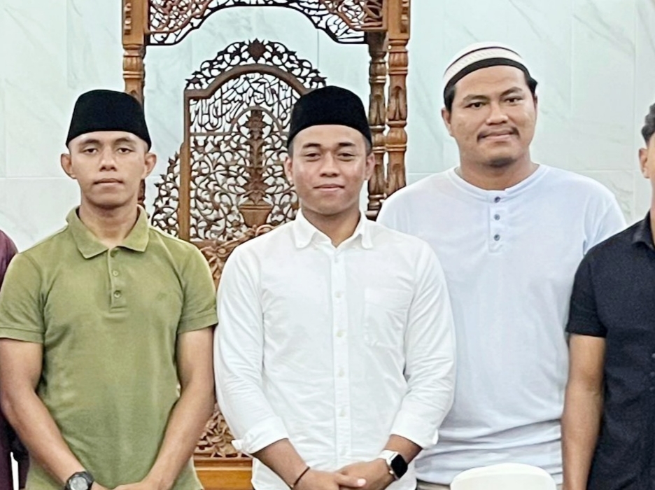 Keterangan foto :Abdillah Ahmad Tan (tengah), Ketua Remaja Masjid Darussalam, mengenakan kemeja putih dan peci hitam. (Foto : Arsih Zul Adha)