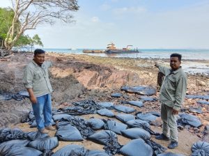 Hari Ketiga Pascakandas, Limbah B3 Masih Menghitamkan Pantai Dangas GHLHI : Dugaan Pidana Lingkungan Menguat, Rujuk UU PPLH
