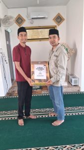 Bendahara GHLHI Provinsi Kepri Berbagi Kurma di Beberapa Masjid Nongsa
