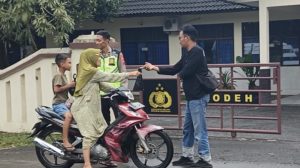 ​Polsek Bodeh Bersama Aliansi Wartawan Pantura Bersatu Bagikan Ratusan Paket Takjil untuk Warga
