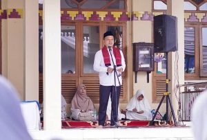 PRINGSEWU,publikatodays.com - Bupati Pringsewu H. Riyanto Pamungkas menghadiri kegiatan Dzikir Akbar Kemuslimahan Wilayah Pringsewu yang digelar di Masjid Al-Mabrur, Kecamatan Pringsewu, Minggu (8/2/2026). Kegiatan keagamaan ini bertujuan untuk memperkuat keimanan, mempererat ukhuwah islamiyah, serta menumbuhkan kesadaran spiritual masyarakat sebagai fondasi dalam membangun Kabupaten Pringsewu yang religius, harmonis, dan berakhlak mulia. Dalam sambutannya, Bupati Riyanto Pamungkas menyampaikan harapan agar melalui dzikir dan doa bersama, seluruh masyarakat senantiasa diberikan keberkahan, keteguhan iman, serta kekuatan lahir dan batin dalam menjalani kehidupan bermasyarakat dan berbangsa. Ia juga mengajak seluruh masyarakat untuk menyambut datangnya bulan suci Ramadan dengan penuh kegembiraan, ketulusan, dan semangat meningkatkan kualitas ibadah serta kepedulian sosial. Melalui kegiatan ini, diharapkan nilai-nilai religius semakin mengakar di tengah masyarakat, sekaligus menjadi energi positif dalam mendukung pembangunan daerah yang berlandaskan iman dan ketakwaan. (Dani K)