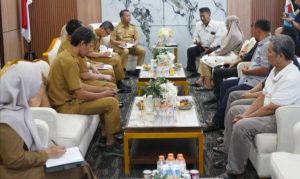 PRINGSEWU, publikatodays.com -
Bupati Pringsewu H. Riyanto Pamungkas menerima audiensi perwakilan Pedagang Pasar Pringsewu di Ruang Kerja Bupati, Kantor Bupati Pringsewu, Senin (09/02/2026). Audiensi ini menjadi ruang dialog terbuka antara pemerintah daerah dan pelaku usaha rakyat guna menyerap aspirasi, masukan, serta permasalahan yang dihadapi pedagang pasar.
Dalam pertemuan tersebut, Bupati Pringsewu menegaskan komitmen pemerintah daerah untuk terus menghadirkan kebijakan yang berpihak pada penguatan ekonomi kerakyatan, peningkatan kenyamanan pasar, serta terciptanya iklim usaha yang adil dan berkelanjutan. Dialog ini diharapkan mampu melahirkan solusi konkret yang berdampak langsung pada kesejahteraan pedagang dan stabilitas ekonomi daerah.
Audiensi tersebut turut dihadiri Asisten Perekonomian dan Pembangunan Hendrid, S.E., M.M., serta Kepala Dinas Koperasi, Perindustrian, dan Perdagangan Kabupaten Pringsewu Sulistiyo Ningsih, S.E., M.M., sebagai wujud sinergi dalam mendukung kemajuan pasar rakyat sebagai penggerak ekonomi masyarakat.
(Dani K)