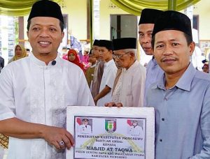 Safari Ramadan Di Gunung Raya Pantura, Bupati Dan Wakil Bupati Pringsewu Serahkan Bantuan