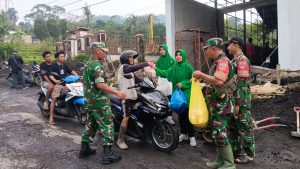 Takjil Ramadhan di Gerbang KDKMP: Kolaborasi Koramil-Persit Watukumpul Bagikan Takjil Gratis