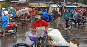 Pemuda Pancasila Pemalang Tebar Kepedulian Ramadan, Ratusan Takjil Dibagikan ke Pengguna Jalan