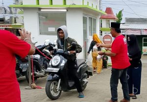 ​FWP Gelar Aksi Sosial, Bagikan Ratusan Takjil di RS Comal Baru