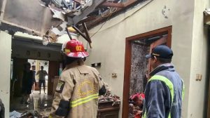 Rumah saksi kunci kasus korupsi Bupati dibakar orang tidak dikenal.