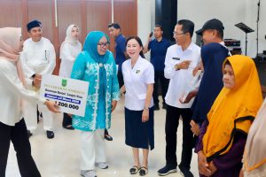 Amsakar–Li Claudia Naikkan Bansos Lansia dan Insentif Kader, Komitmen Nyata Sejahterakan Warga Batam