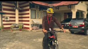 Dukung Efisiensi Energi, Kepala Dinpermades Pemalang Pelopori Ngantor Pakai Sepeda Onthel di Lingkungan Pemkab