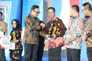 Amsakar Achmad dan Li Claudia Chandra Bawa Batam Berprestasi: Raih Penghargaan Nasional Penurunan Kemiskinan dan Stunting dalam Ajang Apresiasi Pemda 2026