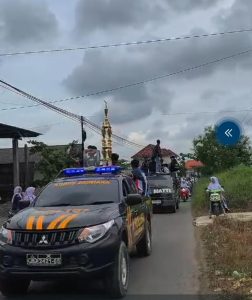 VIRAL! KONVOI SMK 1 TAMBELANGAN YANG RAIH JUARA TERJADI UGAL-UGALAN LALU LINTAS, DIDUGA DIKAWAL MOBIL PATROLI POLSEK TAMBELANGAN – MAT TERBANG SAYANGKAN ADA OKNUM POLISI YANG MEMBIARKAN!