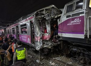 Insiden Kecelakaan KRL Bekasi Timur, Argo Bromo Tabrak Gerbong Wanita.