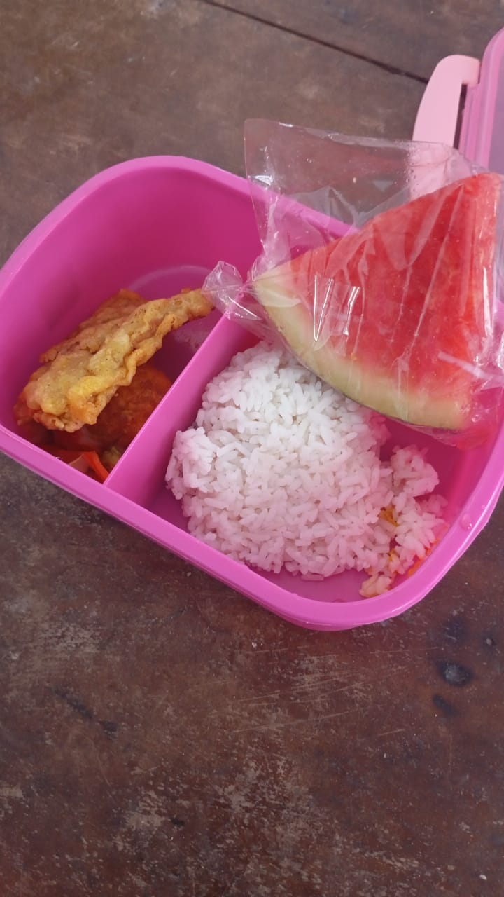 SERU! MENU MBG GRATIS SPPG PLAKARAN JRENGIK TIDAK SESUAI STANDAR BADAN GIZI NASIONAL – WARGA KECEWA