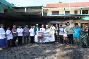 Plh. Wali Kota Bekasi Serahkan Bantuan Sapi Qurban Presiden di Masjid Al Mukhlisin Jatiasih