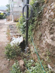 Warga di Kampung Cidarengdeng Parakan Samarang Garut Pertanyakan Tiang Internet Yang Asal Pasang Di Saluran Air