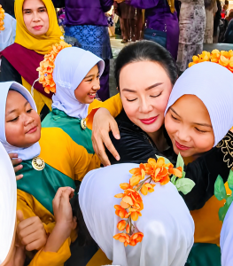 Li Claudia Chandra, Sosok “Ibu” bagi Generasi Muda Batam: Pelukan Hangat untuk Anak-Anak Kota Batam