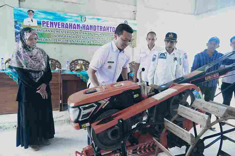 Dukung Swasembada Pangan, Bupati Pringsewu Serahkan Bantuan Alsintan