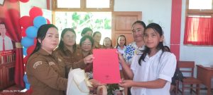 17 Siswa SD Negeri Pakuure Tiga Dilepas dengan Haru: “Terus Maju, Jadilah Remaja yang Takut Tuhan”