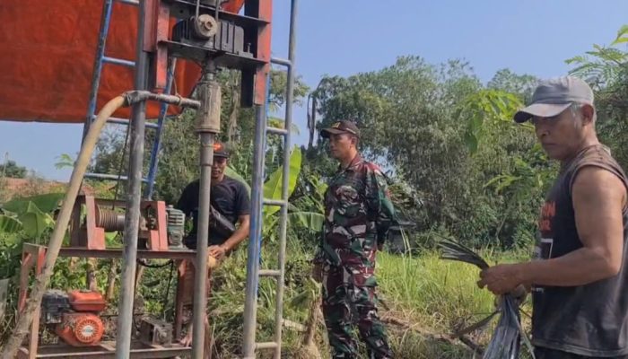 Babinsa Koramil 04/Comal Dampingi Pembuatan Sumur Bor Bantuan Mabesad, Wujud Nyata Kepedulian TNI Penuhi Kebutuhan Air Bersih Warga