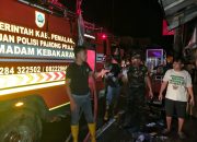 Anggota Koramil Belik Bersama Tim Gabungan Bergerak Cepat Padamkan Kebakaran Pasar Belik