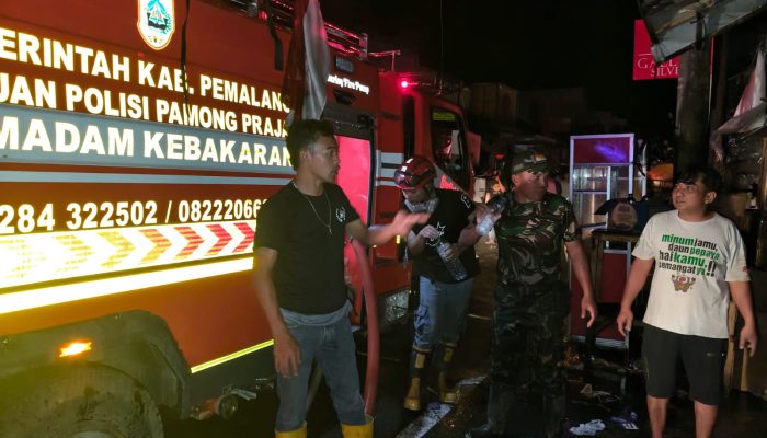 Anggota Koramil Belik Bersama Tim Gabungan Bergerak Cepat Padamkan Kebakaran Pasar Belik