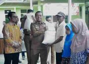 Bupati Pringsewu Serahkan Bantuan Pangan Beras Di Pekon Bumiarum