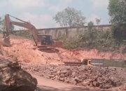 Diduga Cut and Fill Ilegal di Jalan Pesona Rhabayu Sekupang, Material Tanah Diangkut ke Belakang Sun Beach Palace