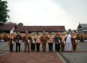Bupati Garut Serahkan SK Kenaikan Pangkat dan Pensiun ASN, Sekaligus Terima Lencana Darma Bakti Pramuka