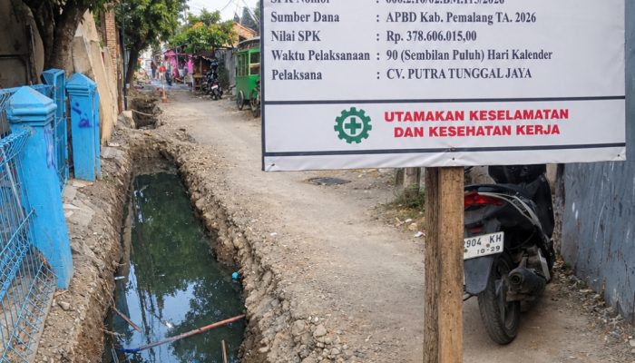 Drainase Jalan Alamanda Digali, Warga Keluhkan Minimnya Rambu dan Risiko Kecelakaan