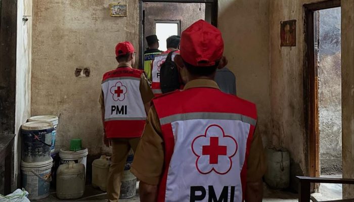 PMI Pulosari Salurkan Bantuan untuk Warga Terdampak Musibah di Siremeng dan Cikendung