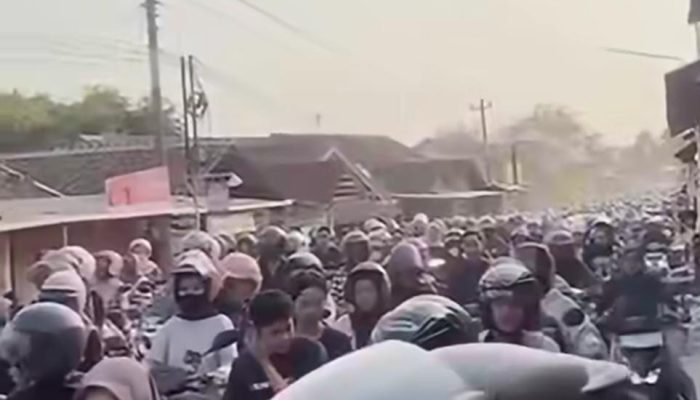 Imbas Keluar Masuk Karyawan PT Longwell, Jalan Paduraksa-Lobongkok Pemalang Sering Macet