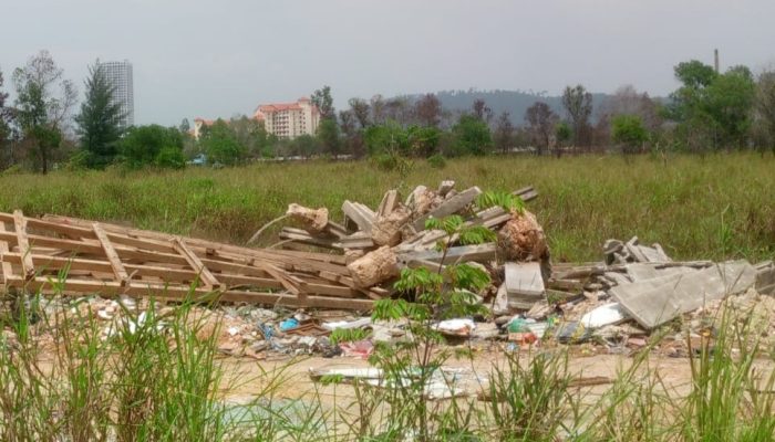 Jalan Pembangunan Marina Disorot, Material Sisa Proyek dan Dugaan Pembakaran Limbah Dikeluhkan Warga